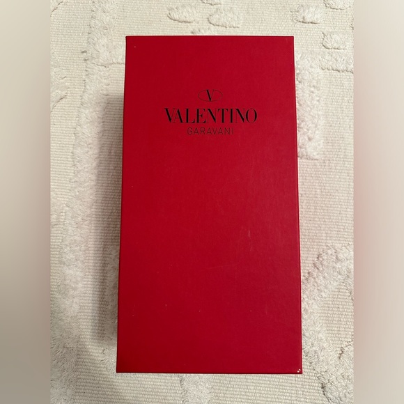 VALENTINO: RUBBER ROCKSTUD THONG - Picture 9 of 9